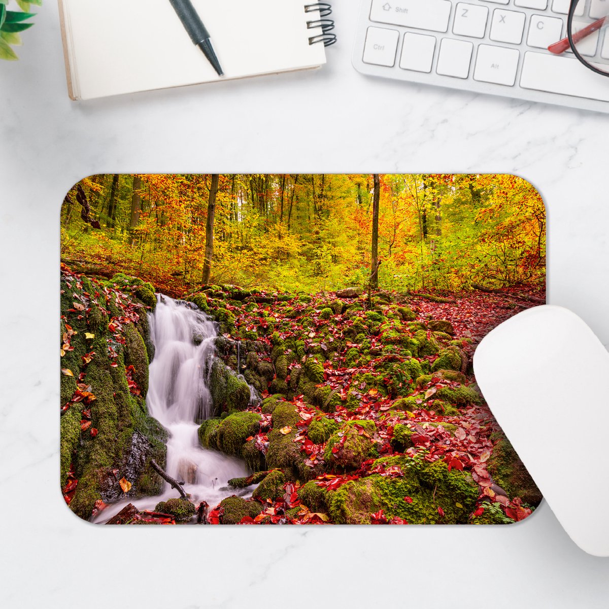Muismat - Waterval in het Bos in de Herfst - 25x18 cm - 2 mm Dik - Muismat van Vinyl