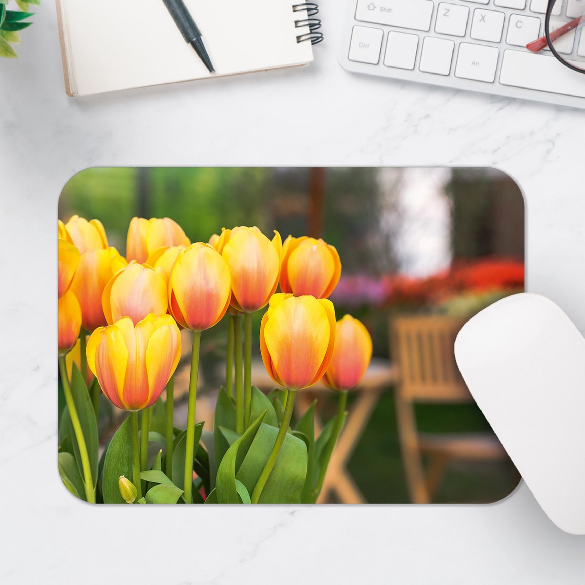 Muismat - Groepje Oranje Tulpen op Terras - 25x18 cm - 2 mm Dik - Muismat van Vinyl