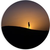 WallClassics - PVC Schuimplaat Muurcirkel - Silhouet Persoon op een Berg - 90x90 cm Foto op Muurcirkel (met ophangsysteem)