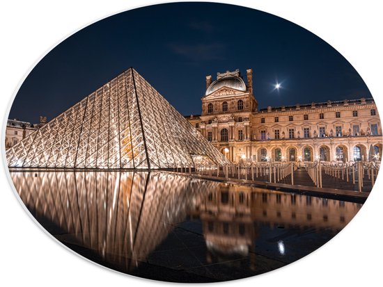 PVC Schuimplaat Ovaal - Verlicht Louvre in Parijs, Frankrijk - 40x30 cm Foto op Ovaal (Met Ophangsysteem)