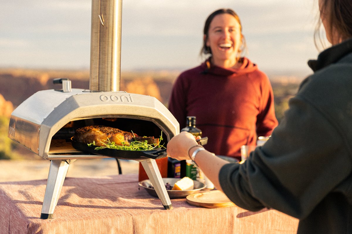 Ooni Karu 12 - Multi-fuel pizza oven for wood and charcoal