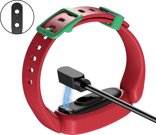 Rode smartwatch met groene band, aangesloten op een magnetische oplader met blauwe vonken.