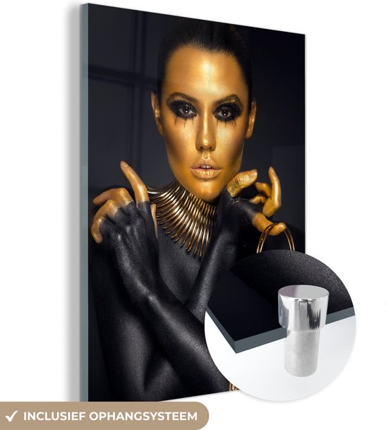 Glasschilderij vrouw - Goud - Verf - Luxe - Zwart - Schilderij glas - Foto op glas - Woonkamer - 30x40 cm - Wanddecoratie glas - Slaapkamer decoratie