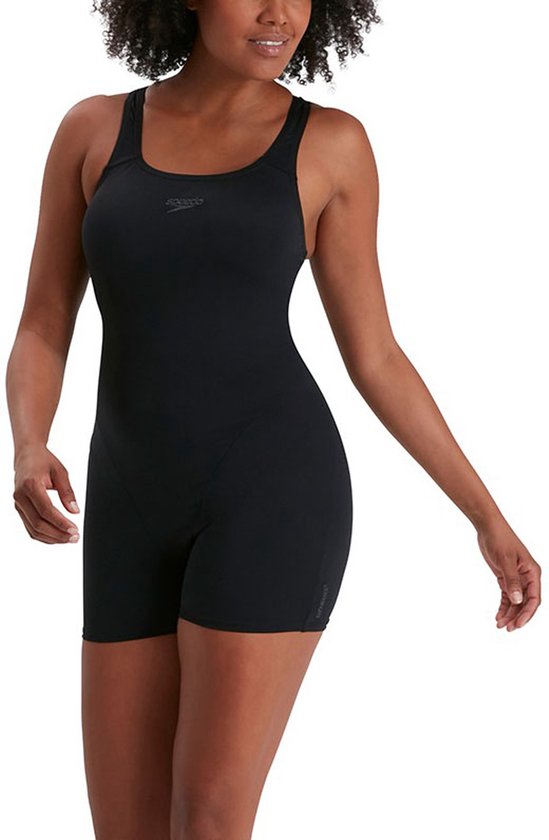 Vrouw in een zwart Speedo sportbadpak met korte broek, van voren gezien.