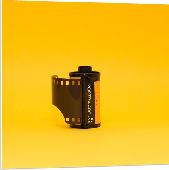 PVC Schuimplaat- Fotorolletje tegen Gele Achtergrond - 80x80 cm Foto op PVC Schuimplaat