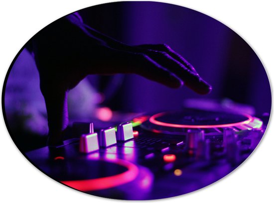 Dibond Ovaal - Hand van DJ op DJ set met Neon Lichten - 28x21 cm Foto op Ovaal (Met Ophangsysteem)