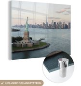 MuchoWow® Glasschilderij 40x30 cm - Schilderij acrylglas - New York - Vrijheidsbeeld - Skyline - Foto op glas - Schilderijen