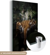 MuchoWow® Glasschilderij 80x120 cm - Schilderij acrylglas - Tijger - Jungle - Boom - Foto op glas - Schilderijen