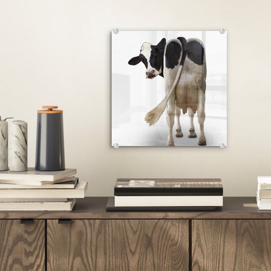 MuchoWow® Peinture sur verre 20x20 cm - Peinture sur verre acrylique - Vache regardant la caméra par derrière sur fond blanc - Photo sur verre - Peintures