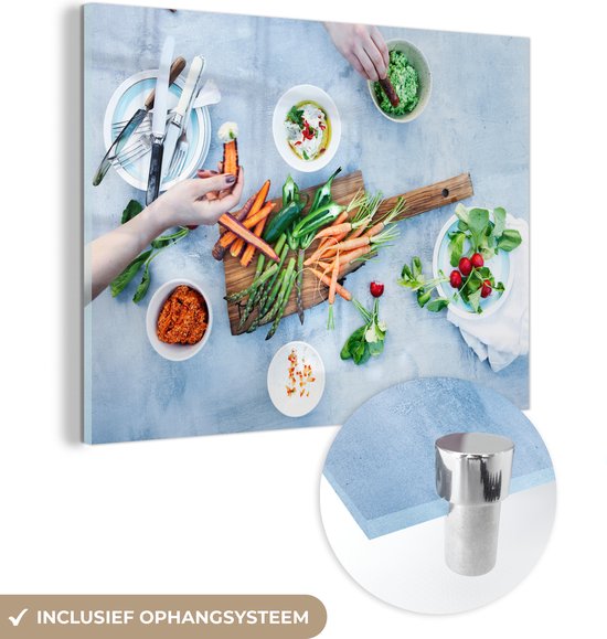 MuchoWow® Glasschilderij 80x60 cm - Schilderij acrylglas - Verschillende groentes op borden en een snijplank - Foto op glas - Schilderijen