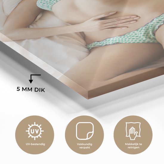 Femme allongée sur un lit en bikini coloré en plexiglas 80x120 cm - Tirage photo sur Glas (décoration murale en plexiglas)