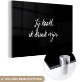 MuchoWow® Glasschilderij 30x20 cm - Schilderij acrylglas - Spreuken - Jij kookt, ik drink wijn - Quotes - Wijn - Koken - Foto op glas - Schilderijen