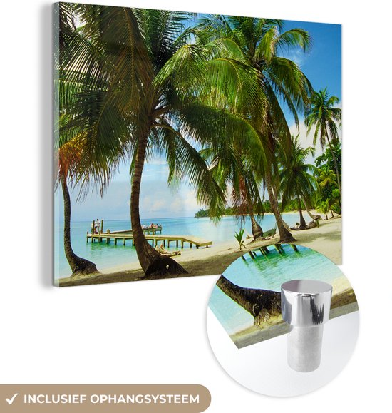 MuchoWow® Glasschilderij 160x120 cm - Schilderij acrylglas - De palmbomen op helder wit strand bij de Baai-eilanden in Honduras - Foto op glas - Schilderijen