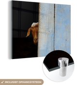 MuchoWow® Glasschilderij 160x120 cm - Schilderij acrylglas - Verstopte geit op zwarte achtergrond - Foto op glas - Schilderijen