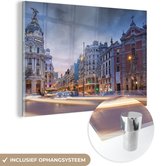 MuchoWow® Glasschilderij 150x100 cm - Schilderij acrylglas - Madrid - Auto - Nacht - Foto op glas - Schilderijen