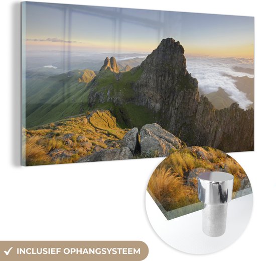 MuchoWow® Glasschilderij 40x20 cm - Schilderij acrylglas - Panorama van bergpiek bij de Afrikaanse Drakensbergen in Zuid-Afrika - Foto op glas - Schilderijen