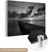 MuchoWow® Glasschilderij 120x80 cm - Schilderij acrylglas - Houten pier bij Caribische Zee, Mexico - Zwart-Wit - Foto op glas - Schilderijen