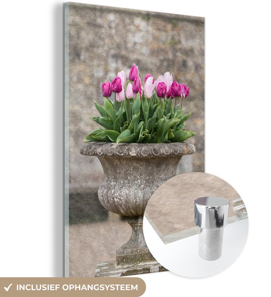 MuchoWow® Glasschilderij 40x60 cm - Schilderij acrylglas - Een stenen plantenbak met roze tulpen - Foto op glas - Schilderijen