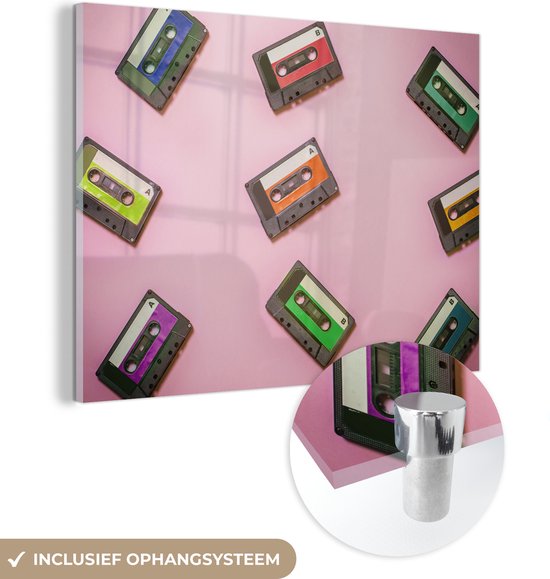 MuchoWow® Glasschilderij 120x90 cm - Schilderij acrylglas - Cassette tapes op roze achtergrond - Foto op glas - Schilderijen