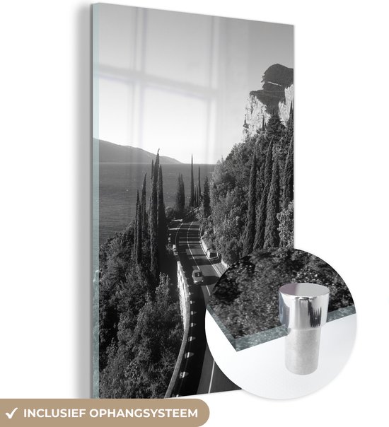 MuchoWow® Glasschilderij 100x150 cm - Schilderij acrylglas - Een weg door de bergen richting het Gardameer - zwart wit - Foto op glas - Schilderijen