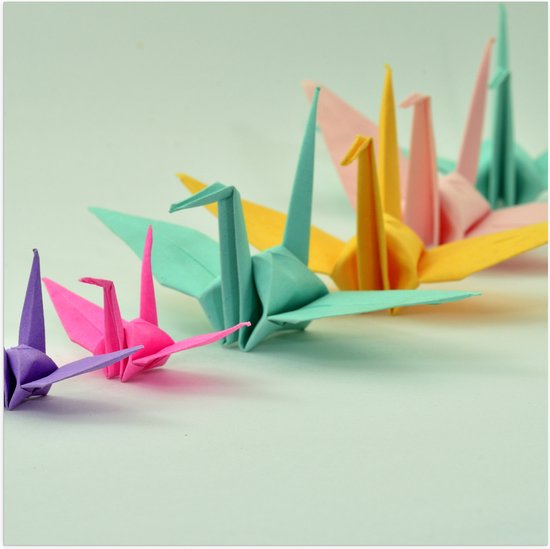 Poster Glanzend – Rij van Verschillende Grotes en Kleuren Origami Vogels op Lichtblauwe Achtergrond - 50x50 cm Foto op Posterpapier met Glanzende Afwerking