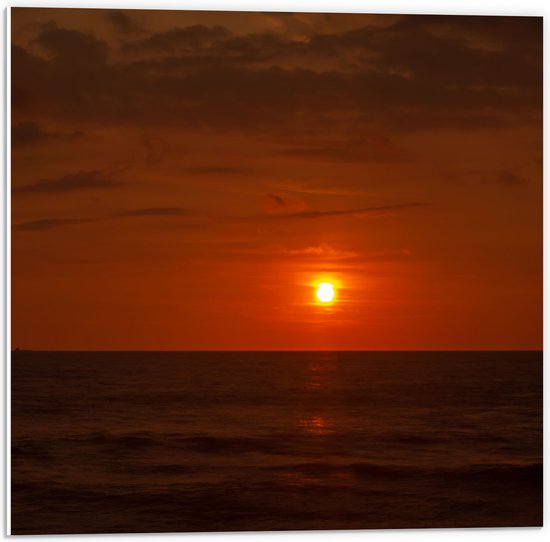 PVC Schuimplaat - Roodkleurige Zonsondergang aan de Horizon bij de Oceaan - 50x50 cm Foto op PVC Schuimplaat (Met Ophangsysteem)