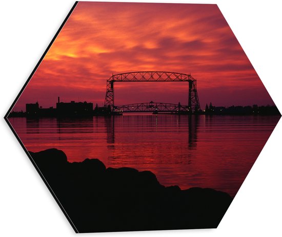 Dibond Hexagon - Silhouet van de Aerial Lift Bridge in Dulutj, Minnesota - 30x26.1 cm Foto op Hexagon (Met Ophangsysteem)