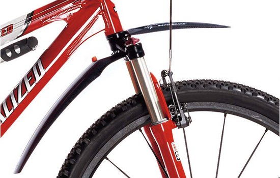 Zwart SKS Shockboard voorspatbord met oranje details, gemonteerd op een fietsvoorvork.