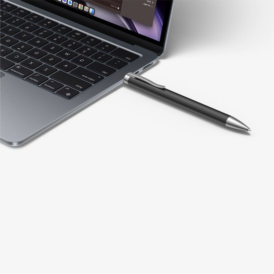 Zwarte pen aangesloten op een laptop.