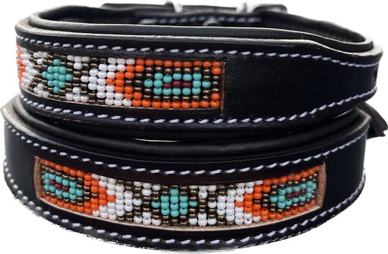 Zwarte leren halsband met geborduurde kralen in oranje, wit, turquoise en rood.