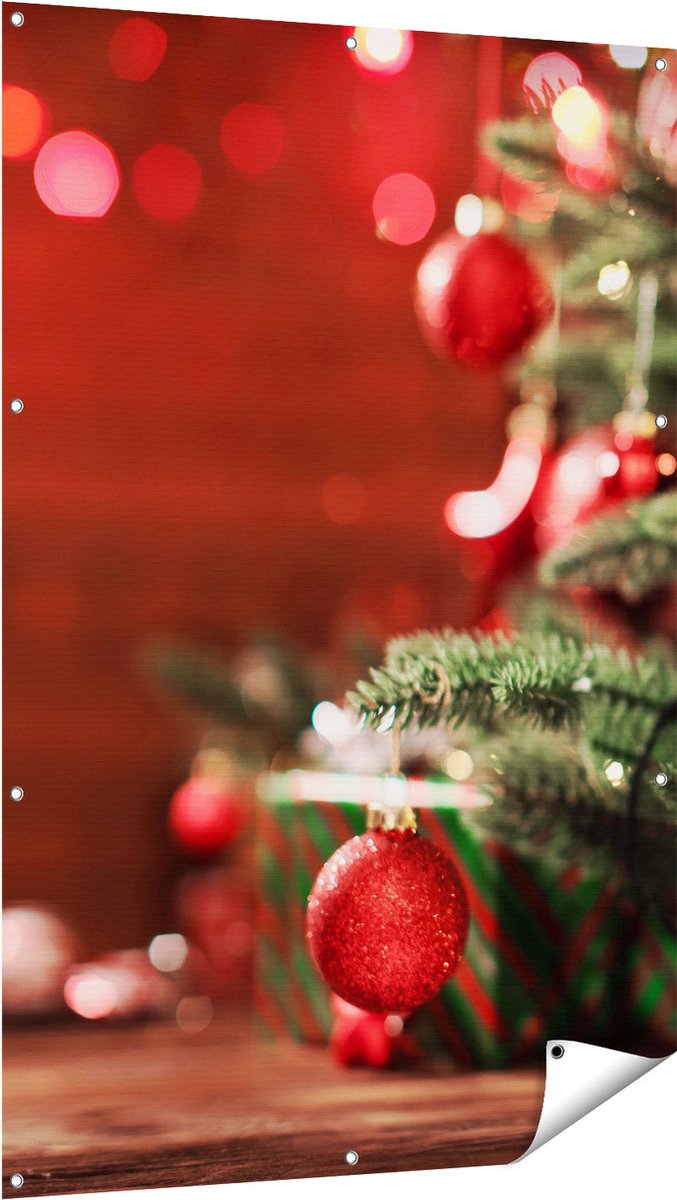 Gards Tuinposter Kerstboom met Rode Lichtjes en Kerstballen - 100x150 cm - Tuindoek - Tuindecoratie - Wanddecoratie buiten - Tuinschilderij Multikleur