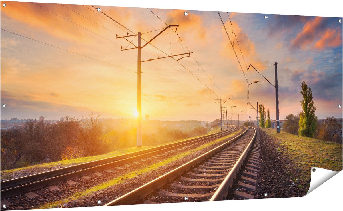 Gards Tuinposter Rails Spoorweg bij Zonsondergang - 200x100 cm - Tuindoek - Tuindecoratie - Wanddecoratie buiten - Tuinschilderij Multikleur