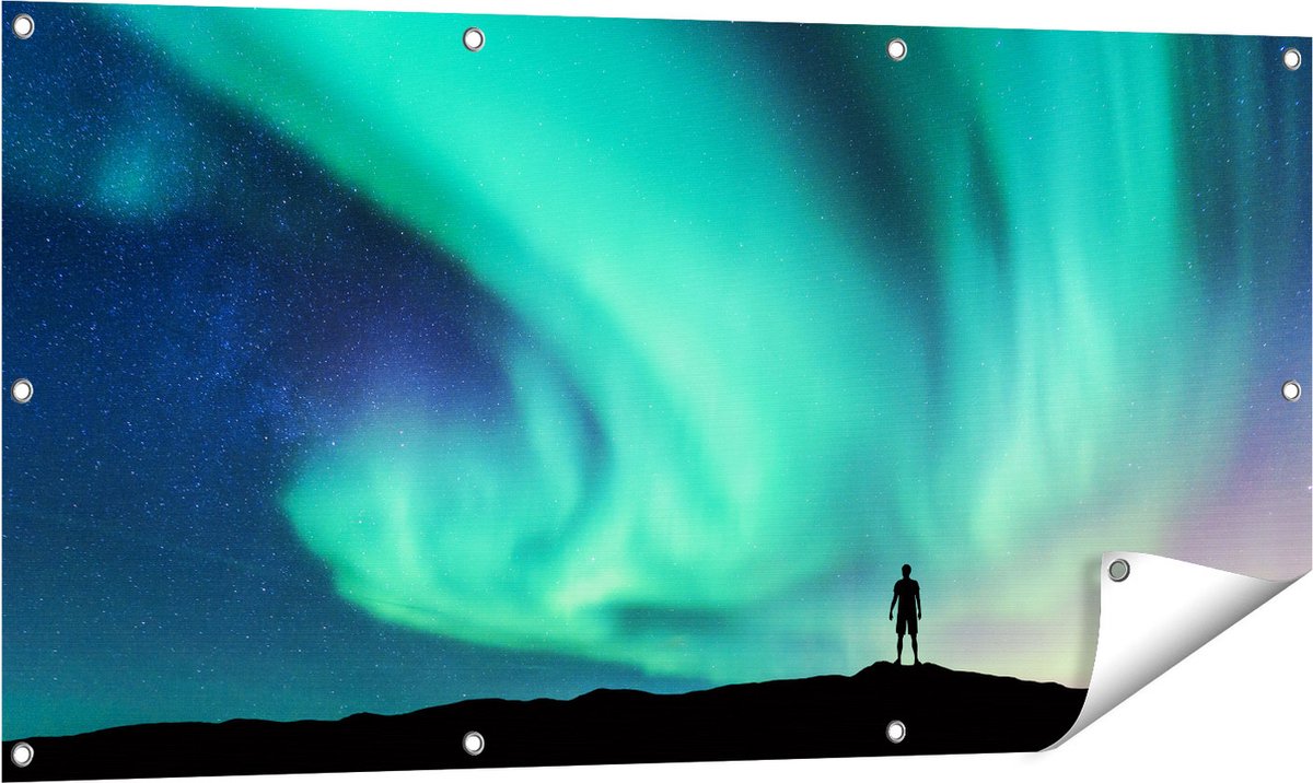 Gards Tuinposter Man bij het Groene Noorderlicht - 120x60 cm - Tuindoek - Tuindecoratie - Wanddecoratie buiten - Tuinschilderij Multikleur