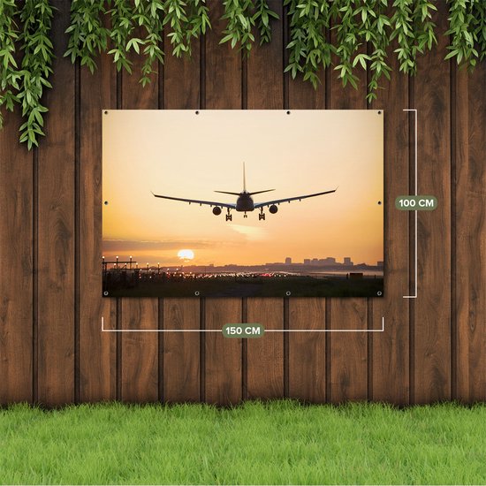 Gards Tuinposter Vliegtuig Landt tijdens Zonsondergang - 150x100 cm - Tuindoek - Tuindecoratie - Wanddecoratie buiten - Tuinschilderij