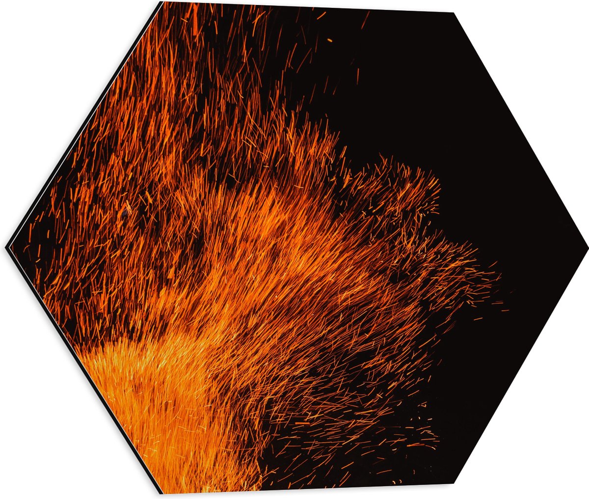Dibond Hexagon - Oranje Spetters van Vuurkorf - 50x43.5 cm Foto op Hexagon (Met Ophangsyst