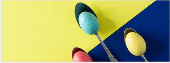 Poster Glanzend – Gekleurde Eieren op Lepels op Blauwe en Gele Vakken - 120x40 cm Foto op Posterpapier met Glanzende Afwerking