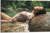 Dibond - Poserende Vrouw in Glitter Zwemkleding in Rivier - 75x50 cm Foto op Aluminium (Wanddecoratie van metaal)