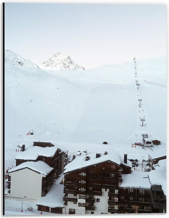 Dibond - Houten Huisjes op Piste met Sneeuw - 30x40 cm Foto op Aluminium (Met Ophangsysteem)