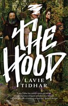 De cover van het boek "The Hood" toont een groep mannen in groene kleding, een vrouw in een groen gewaad, en een man met een baard. De titel "THE HOOD" is prominent aanwezig.
