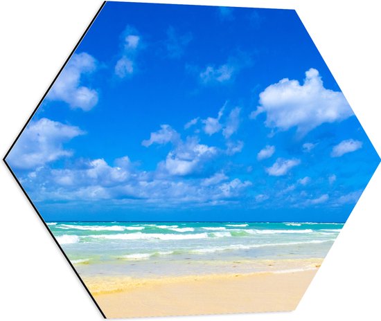 Dibond Hexagon - Schapenwolkjes boven Kalme Zee bij het Strand - 60x52.2 cm Foto op Hexagon (Met Ophangsysteem)