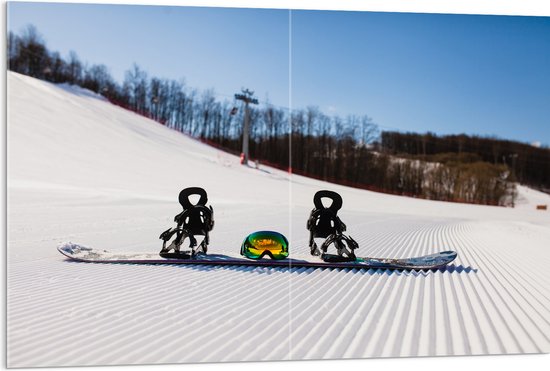Acrylglas - Snowboard met Bril op Perfect Wintersport Landschap - 120x80 cm Foto op Acrylglas (Met Ophangsysteem)