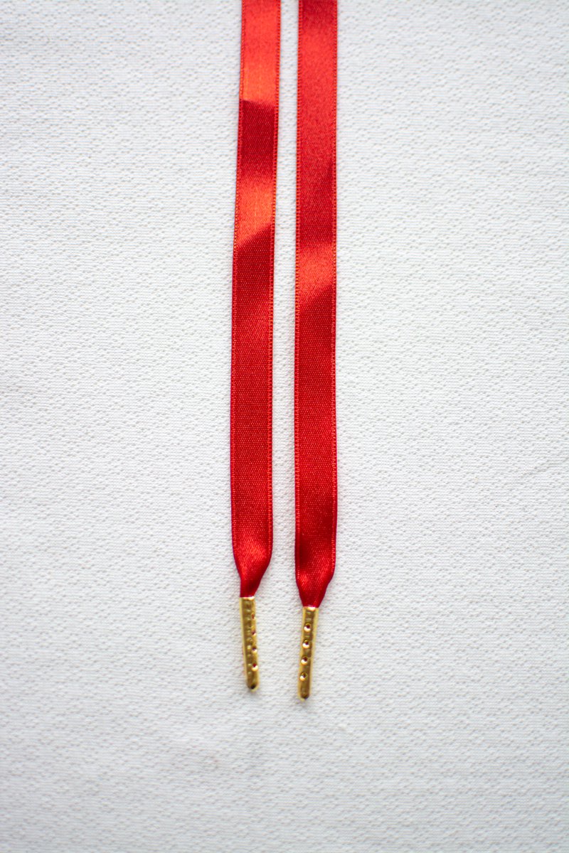 Schoenveters plat - uni rood satijn - 120cm met gouden stiften veters voor wandelschoenen, werkschoenen en meer