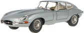De 1:18 Diecast modelauto van de Jaguar E-Type Coupe MKI van 1961 in Gun Metal.De fabrikant van het schaalmodel is Kyosho.Dit model is alleen online beschikbaar.