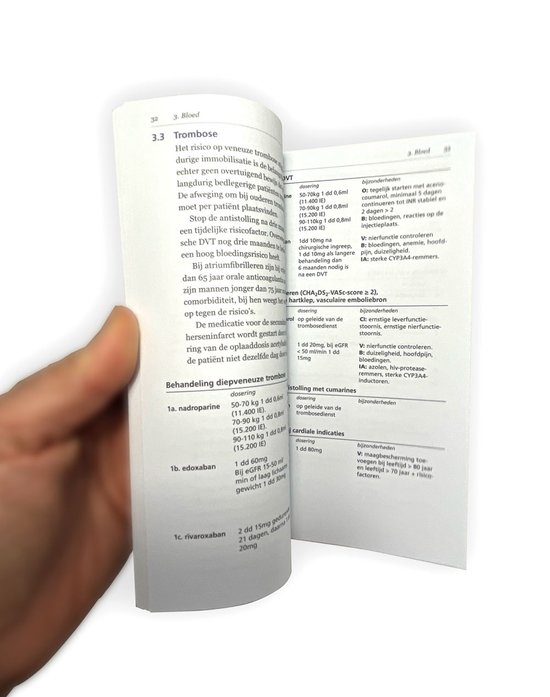 Pagina's met tekst en tabellen uit het boek 'Formularium Ouderengeneeskunde'.