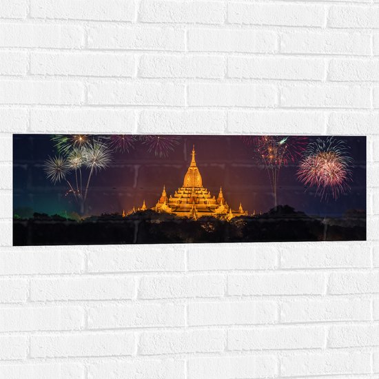 Muursticker - Vuurwerkpijlen boven Verlichte Tempel - 90x30 cm Foto op Muursticker