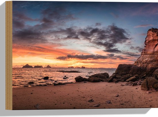 Hout - Donkere Wolken in de Lucht boven de Zee en het Strand tijdens Zonsondergang - 40x30 cm - 9 mm dik - Foto op Hout (Met Ophangsysteem)