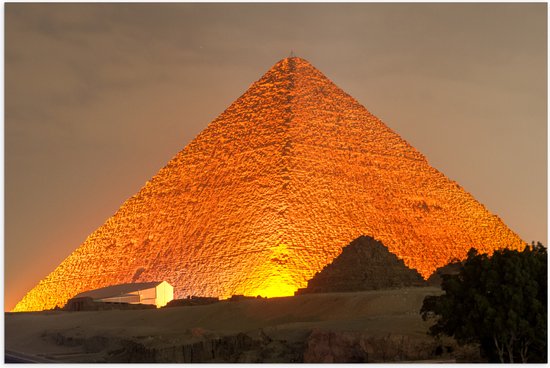 WallClassics - Poster (Mat) - Verlichte Gizeh Piramide in het Donker - 60x40 cm Foto op Posterpapier met een Matte look