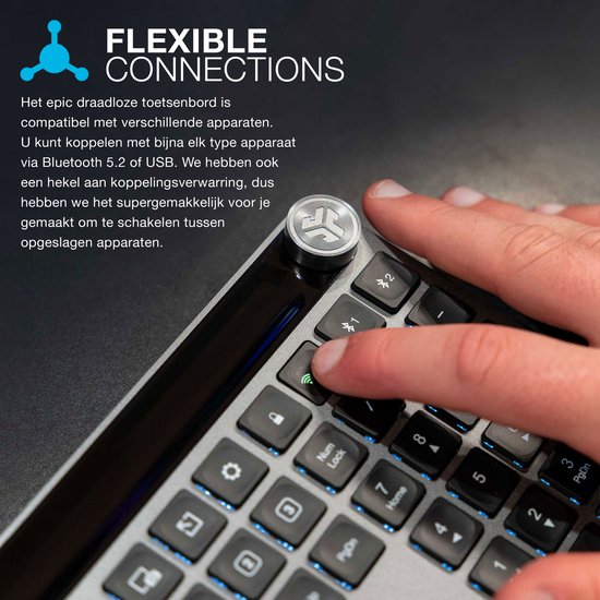 Vinger op de Bluetooth-toets van het JLab toetsenbord, met focus op de flexibele connectiviteit.