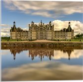 WallClassics - Acrylglas - Water voor Kasteel van Chambord, Frankrijk met Schapenwolken - 50x50 cm Foto op Acrylglas (Met Ophangsysteem)