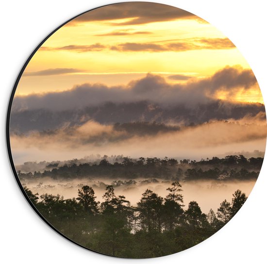 WallClassics - Dibond Muurcirkel - Wolken in Boomtoppen op Berg bij Zonsondergang - 20x20 cm Foto op Aluminium Muurcirkel (met ophangsysteem)